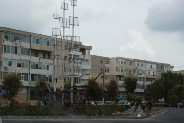 Primăria Mangalia a amplasat o navă în mijlocul unui bulevard. Vă place?